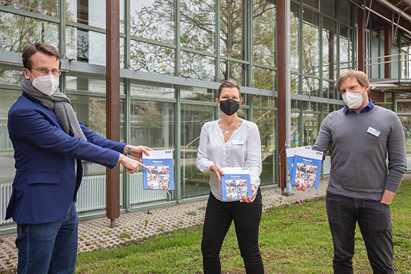 Landrat Stefan Frey, Bettina Hartwanger und Max Mayer mit dem neuen Wegweiser